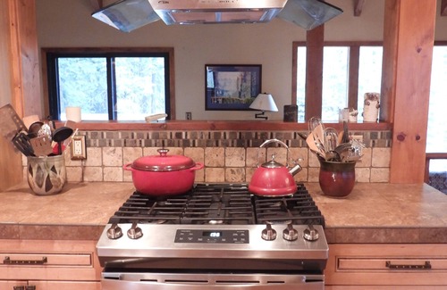 Kingswood Estates Cabina | Tahoe charm - short distance from skiing and Lake Tahoe!