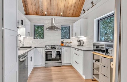 Talmont Casa | Tahoe City Vacation Rental with Fireplace and Deck
