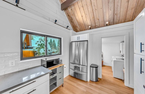 Talmont Casa | Tahoe City Vacation Rental with Fireplace and Deck