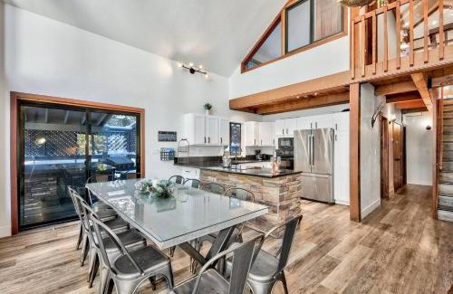 Kingswood Estates Casa | Tahoe Cozy Cabin Hottub Retreat 9 Min Northstar