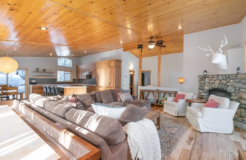 Truckee Casa | Tahoe Donner Luxury 4 BR House w / Hot Tub and Chef's Kitchen (Sleeps 10-12)