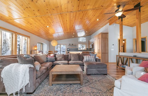 Truckee Casa | Tahoe Donner Luxury 4 BR House w / Hot Tub and Chef's Kitchen (Sleeps 10-12)