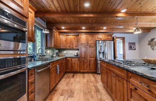 Carnelian Woods Casa | Tahoe Dreamer by Tahoe Getaways - Pet Friendly 4 BR Gated Home + Walk to Lake!