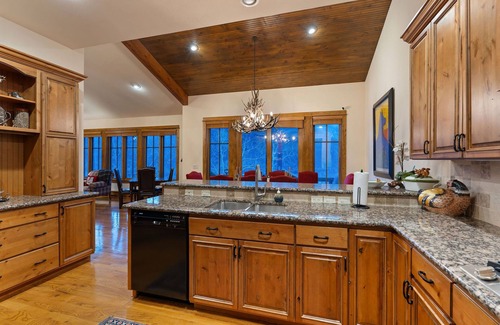 Highland Meadows Casa | Tahoe Drive Home - great value close to Vail, sleeps 11