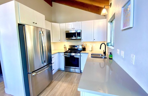 Tahoe Village Condominio | Tahoe Mountain Condo with Tree Filtered Lake Views.
