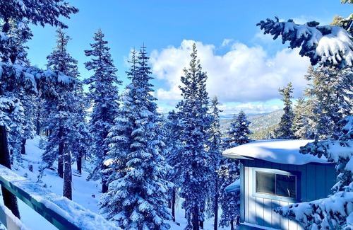 Tahoe Village Condominio | Tahoe Mountain Condo with Tree Filtered Lake Views.