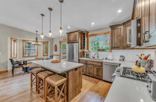 Kingswood Estates Casa | Tahoe Retreat with Scenic Views and Spacious Deck