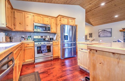 Pioneer Trail Apartamento | Tahoe Tranquility - Dogs + Hot tub + Ping Pong
