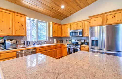 Pioneer Trail Apartamento | Tahoe Tranquility - Dogs + Hot tub + Ping Pong