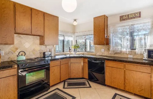 Tahoe Village Casa | ❤❤❤Tahoe Vacation Stay w/Lake Views/Next to Casinos❤❤❤