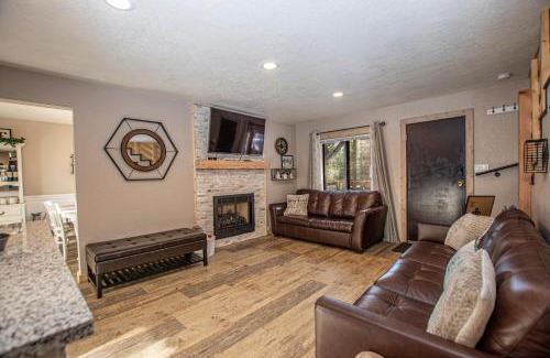 Tahoma Casa | Tahoma Treasures Emerald Cabin Hauserman Rentals