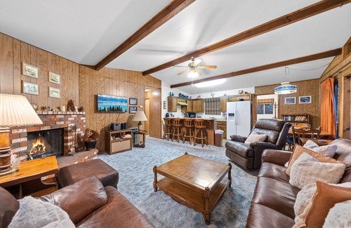 Palm Springs Cabina | Tahquitz Chalet: Pet Friendly, Retro Chic Cabin with Lily Rock Views