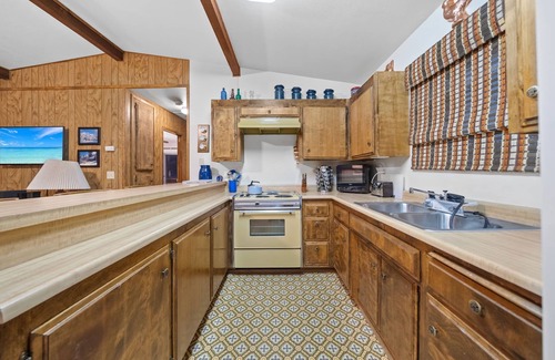 Palm Springs Cabina | Tahquitz Chalet: Pet Friendly, Retro Chic Cabin with Lily Rock Views