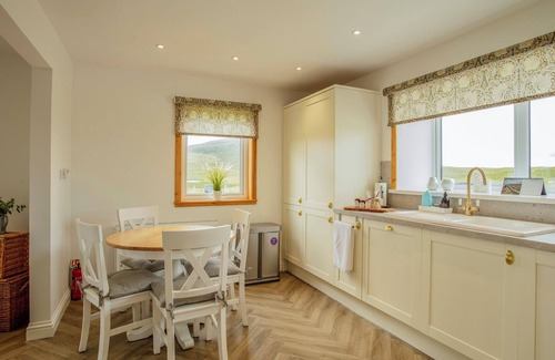 Isle of North Uist Cabaña | TAIGH EVA, family friendly, with open fire in Lochmaddy, North Uist
