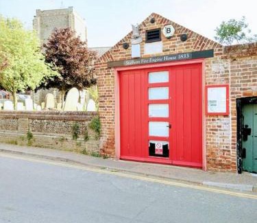Stalham Casa | TAIL END: Bijoux Broads & Beach Base! Now with TV!