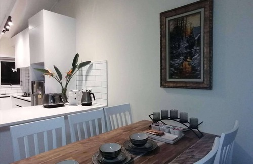 Hauraki Casa | Takapuna Centre 3B & Netflix x 3 Bed 2 Bath & 3 Parking walking 5mins to beach