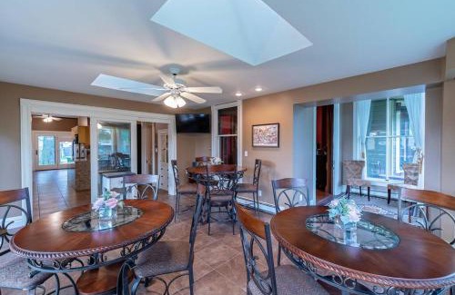Fairbury Casa | Take 5 Rendezvous at Hoffman House Fairbury-Entire Home