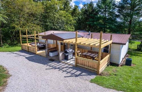 East Fultonham Casa | Take 5 Retreat with Hot Tub Relax, Rest, Refresh!