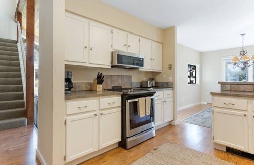 Eagle-Vail Casa | Must Love Dog-Friendly Homes! Take a Getaway with the Whole Family - Hot Tub and Mountain Views