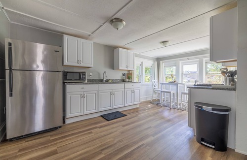 Warwick Apartamento | Take in great views of the cove/marina while enjoying a meal!