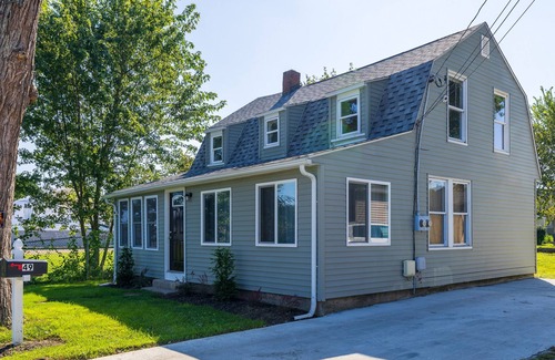 Warwick Apartamento | Take in great views of the cove/marina while enjoying a meal!