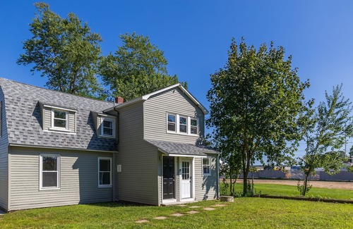 Warwick Apartamento | Take in great views of the cove/marina while enjoying a meal!