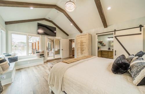 Denver Casa | Take it to the Bank by AvantStay New Pool Hot Tub Sleeps 16
