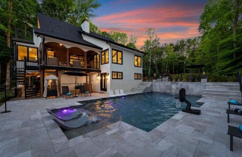 Denver Casa | Take it to the Bank by AvantStay New Pool Hot Tub Sleeps 16