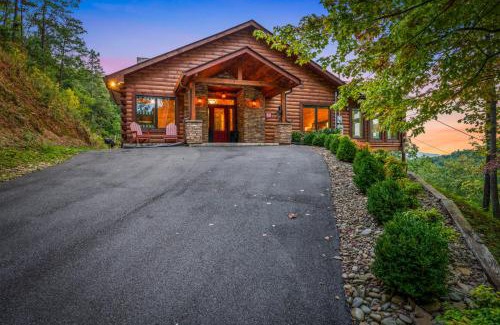 Gatlinburg - Pigeon Forge Casa | Take Me Down to "Bearadise City", a Luxurious 4 BR Cabin Nestled in the Cobbly Knob Resort!