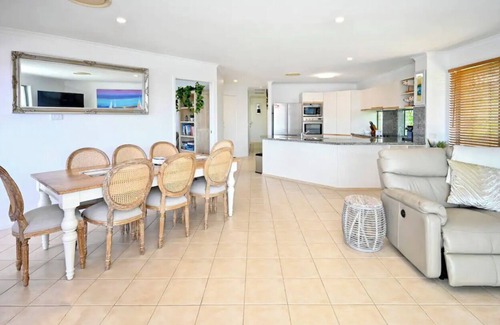 Golden Beach Apartamento | Take time to look through the stunning photos of this unique waterfront home.