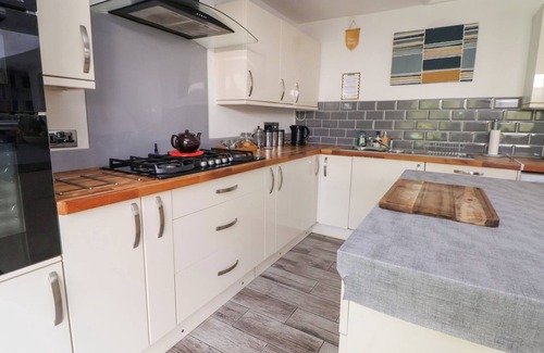 Llangollen Casa | TALGAIS, pet friendly, with hot tub in Llangollen