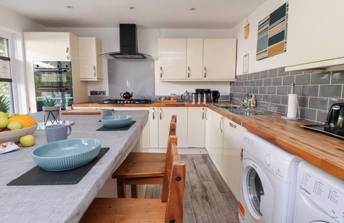 Llangollen Casa | TALGAIS, pet friendly, with hot tub in Llangollen