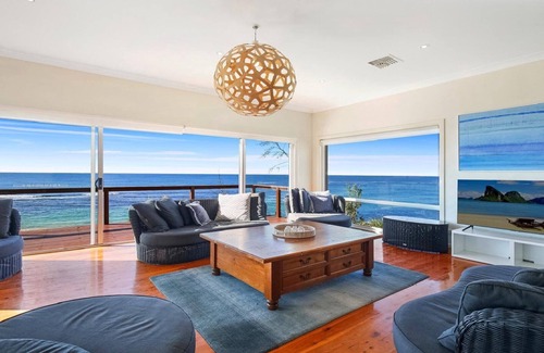Blue Bay Casa | TALINGA | Beachfront, Ocean Views | Accom Holidays