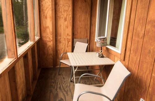 Susitna North Cabina | Talkeetna Wilderness Lodge - Studio Cabin #7 – King Bed