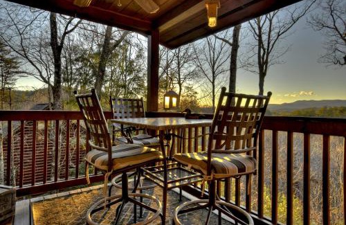 Blue Ridge Villa | Talking Leaves Hot tub firepit and comfy king beds