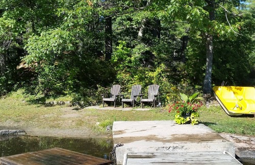 Selwyn Cabaña | "Tall Pines" Acogedora casa de campo, frente al mar en Stoney Lake.
