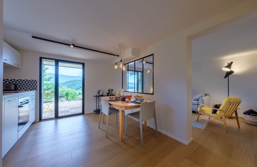 Talloires-Montmin Apartamento | TALLOIRES, Coast and Lake: cabaña tranquila, con hermosas vistas al lago y las montañas