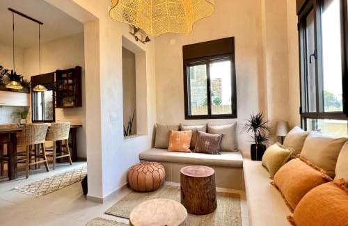Haifa Apartamento | Talpiot Market Stylish Patio Duplex by Sea N' Rent