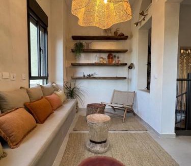 Haifa Apartamento | Talpiot Market Stylish Patio Duplex by Sea N' Rent