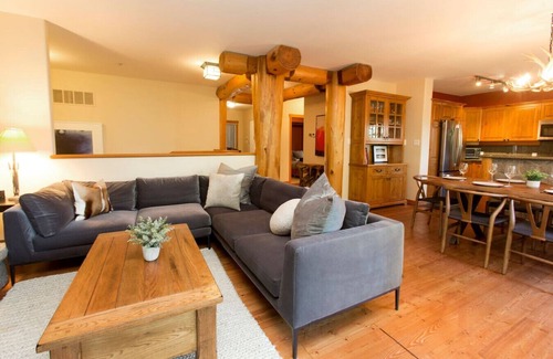 Nordic Estates Apartamento | Alpine 3BRM. Family Friendly, Sleeps 6, Hot Tub, Pool, Patio+ BBQ & Free Parking!