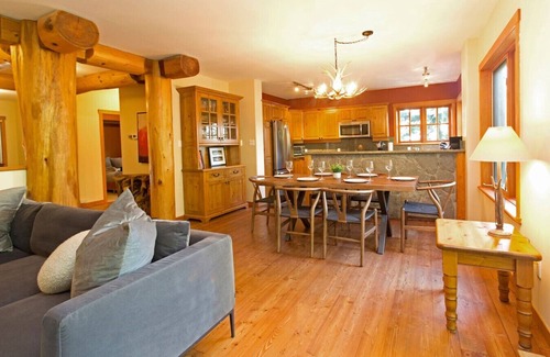 Nordic Estates Apartamento | Alpine 3BRM. Family Friendly, Sleeps 6, Hot Tub, Pool, Patio+ BBQ & Free Parking!