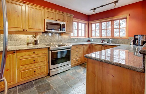 Nordic Estates Apartamento | Alpine 3BRM. Family Friendly, Sleeps 6, Hot Tub, Pool, Patio+ BBQ & Free Parking!