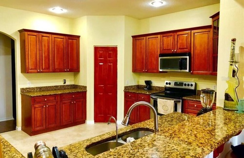 Lake Magdalene Casa | Tampa Bay Perfect location for a safe vacation! 5 bedrooms, ,3.5 bath ,sleeps14