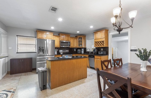 Riverside Heights Casa | Tampa Getaway - Sleeps 12 - Near Riverwalk & Downtown