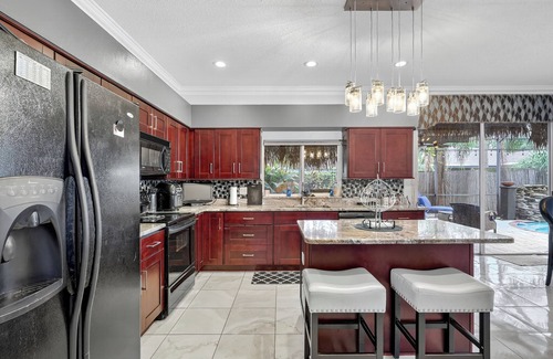 Brandon Casa | Tampa Luxury Estate: Pool, Theater, Fire Pit & Game Room- Sleeps 14+ in Brandon