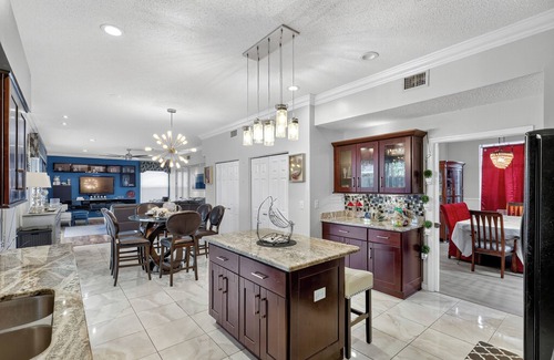 Brandon Casa | Tampa Luxury Estate: Pool, Theater, Fire Pit & Game Room- Sleeps 14+ in Brandon