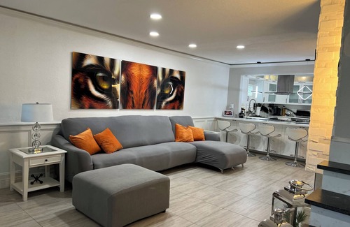 Country Place Casa | Tampa Retreat Home with Private Pool-Pet friendly- Near Everything. EV charger