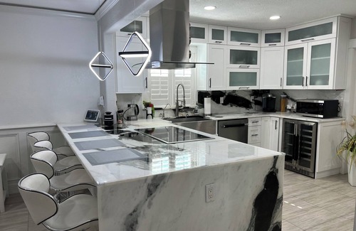 Country Place Casa | Tampa Retreat Home with Private Pool-Pet friendly- Near Everything. EV charger