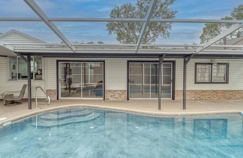 Riverside Heights Casa | Tampa Retreat: Poolside & Spa Fun and City Vibes