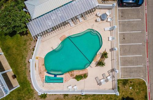Sand Point Casa | Tan Lines and Fine Wines